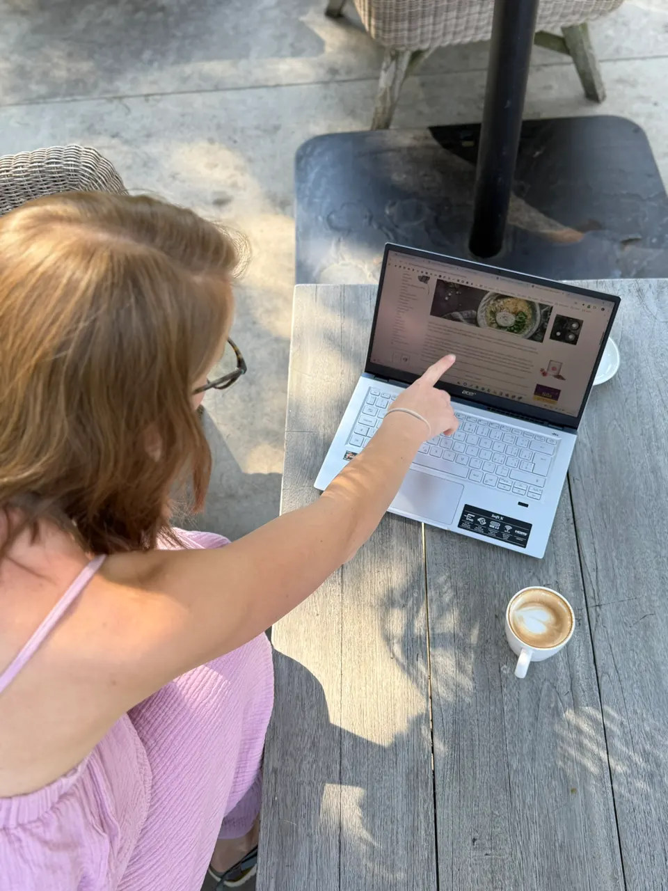 Dita Papežová prochází výsledky krevních testů na notebooku